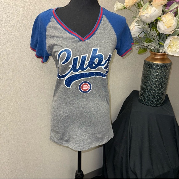 5th & Ocean Tops - Chicago Cubs Glitter Logo V-Neck Tee New Era MLB Womens M